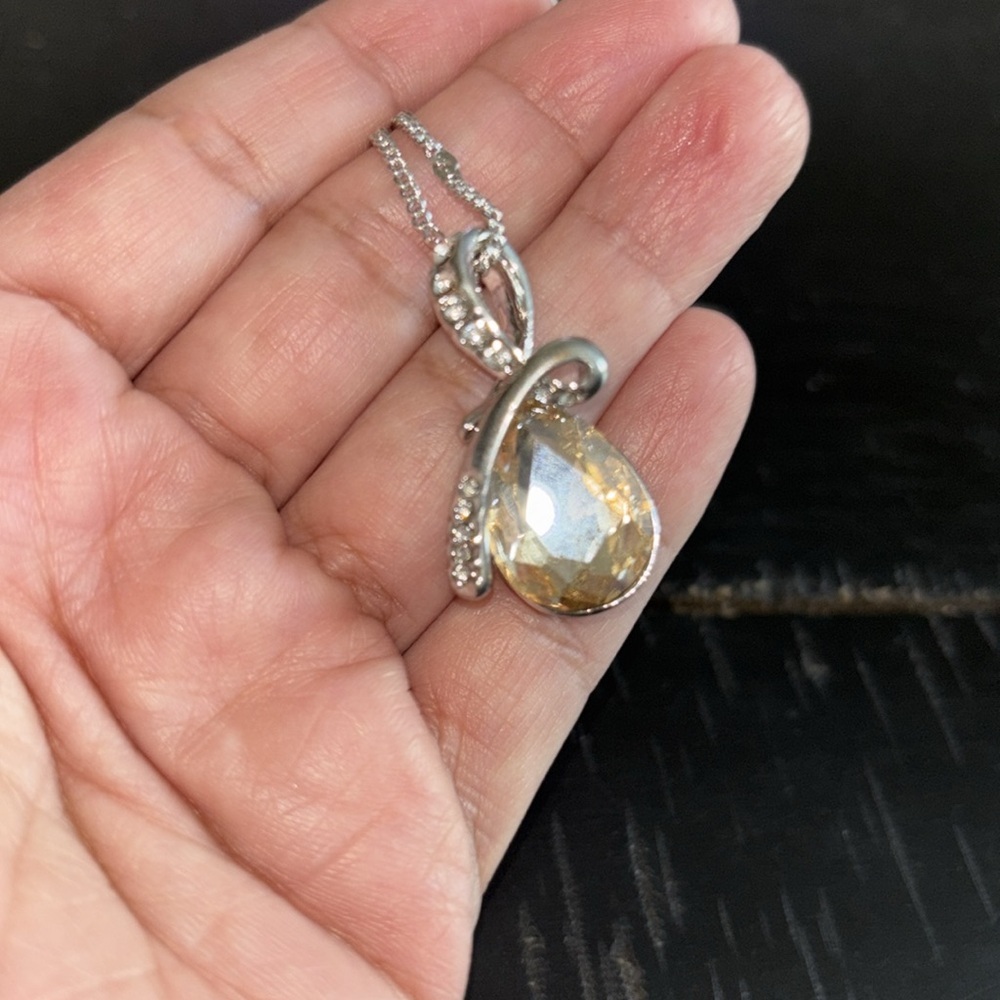 Silver Tone 18 KRGP Gold Plated Teardrop Rhinestone Charm Necklace Peach - Picture 6 of 11